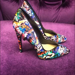 Graffiti , pointy toe heel